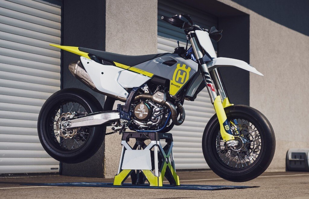Husqvarna presenta la nuova FS 450 Supermoto 2023 